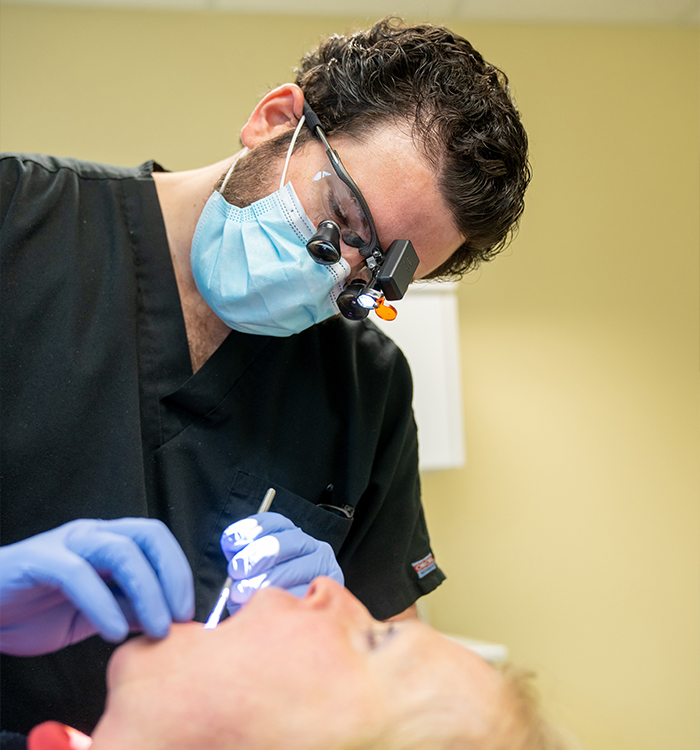Dentist providing emergency dentistry treatment